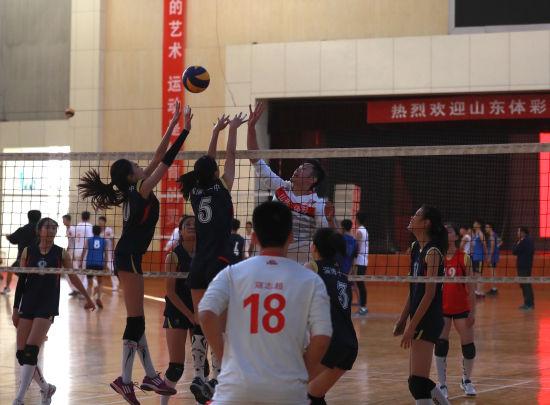 山东体彩男排走进淄博市十一中学进行互动