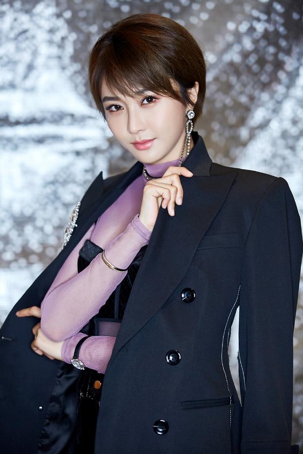 组图:陈冰现身上海维秘密时尚秀 "叠穿内衣"造型时尚吸