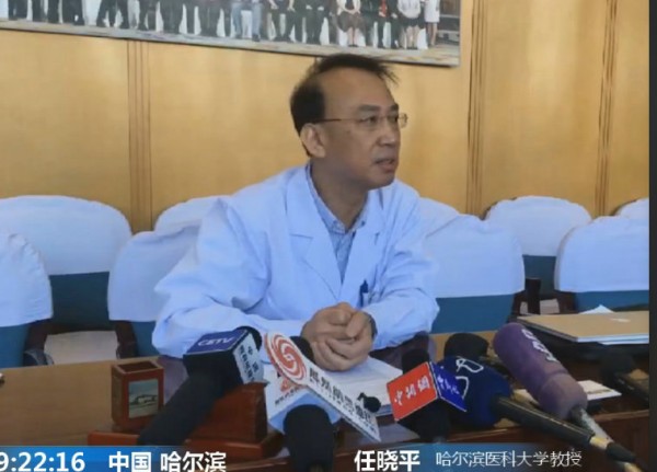 “换头术”主刀者回应伦理问题:我只是做技术 任晓平教授在哈尔滨召开新闻发布会。资料图