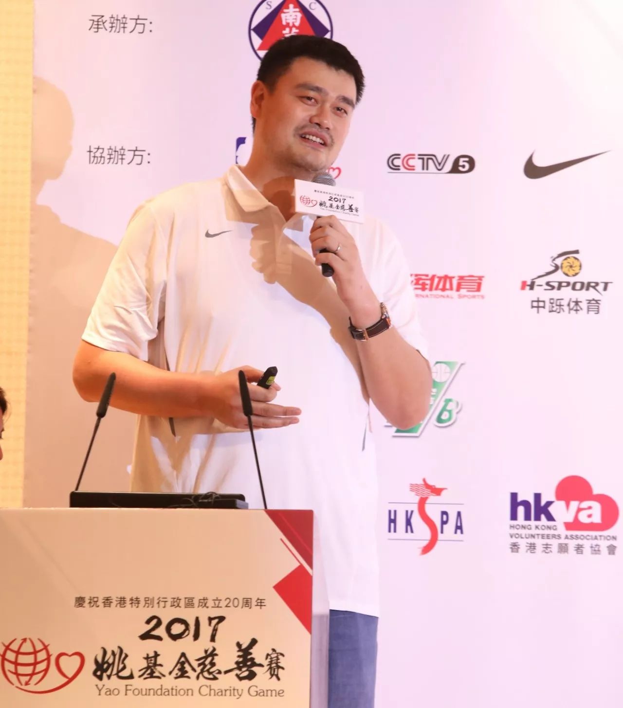 姚主席游走在中国篮球金字塔塔尖和塔基之间的