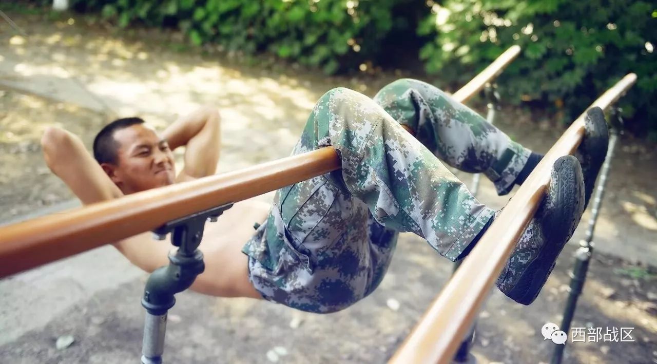 中共党员,河南正阳人,2010年12月入伍,2013年考入北京陆军航空兵学院