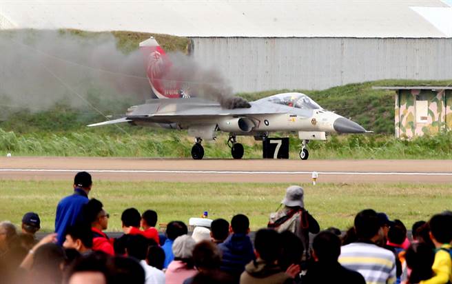 台军战机表演时出事故 屁股冒黑烟