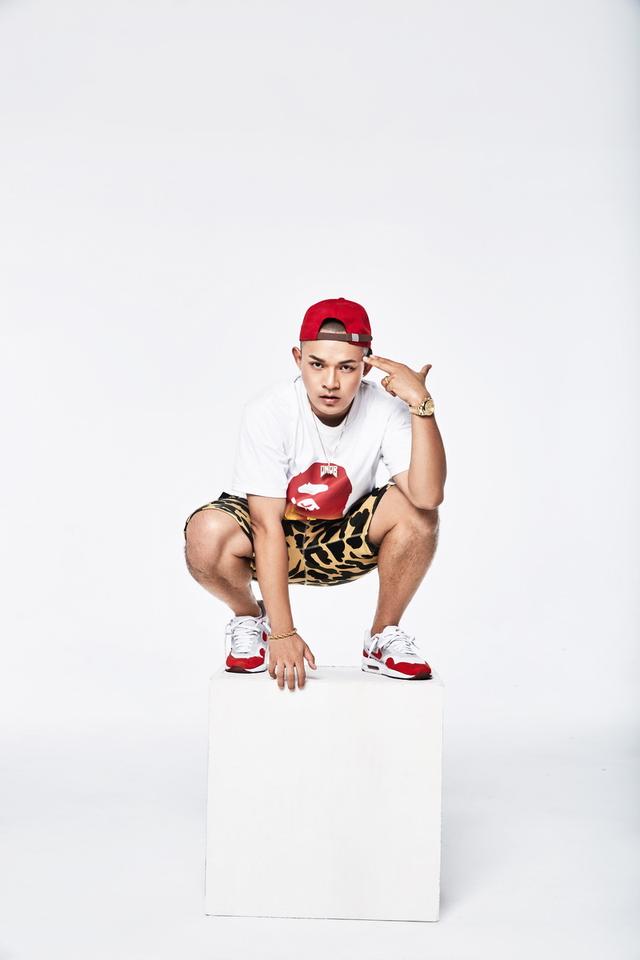 黄旭最新写真首曝光,休闲装混搭玩转潮酷风