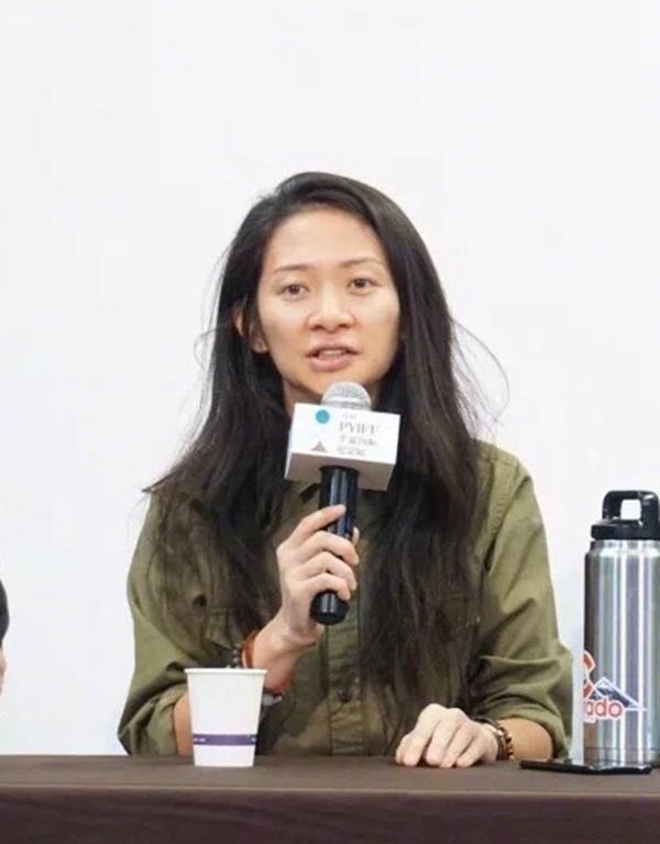 "赵婷模仿西部片导演约翰·福特的口吻来了一句简洁的开场白,颇为精炼