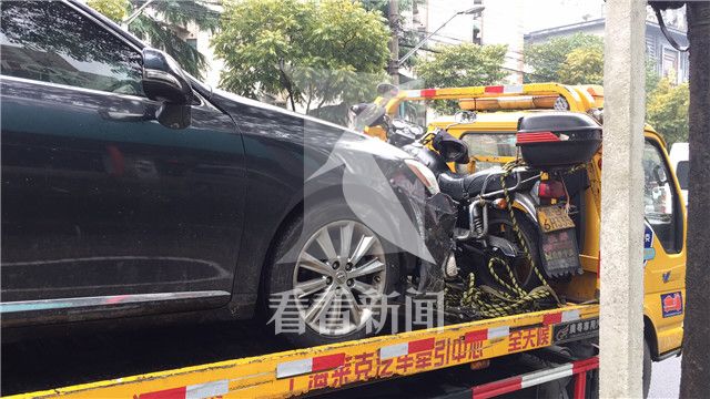 肇事的是一辆沪牌轿车.