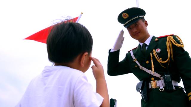 说我懂事了, 妈妈和邻居聊天时, 大家都羡慕地说, 你儿子在天安门当兵