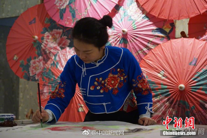 贵州80后女青年返乡创业开伞铺 传承千年制伞工艺|返乡|贵州|丹寨_新浪新闻