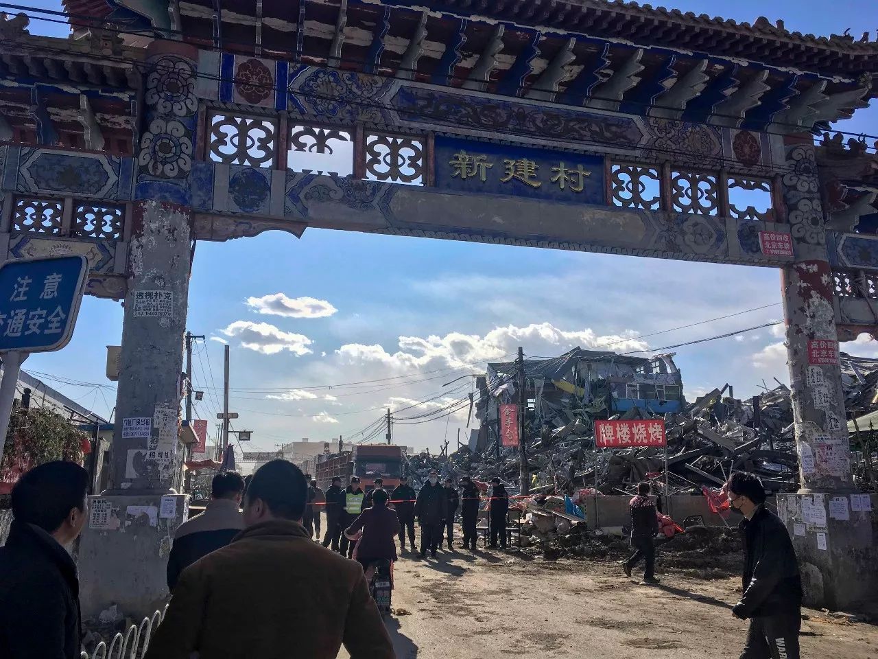 (11月22日,西红门镇新建村牌楼入口,现场已经拉起了封锁线,不能随意进