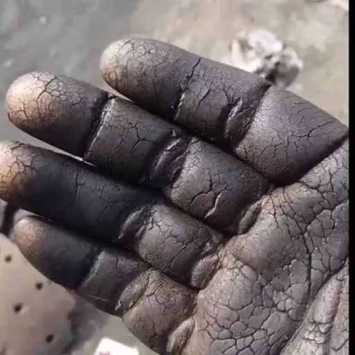 看完汽修工这双手,再铁石心肠的人也看哭了