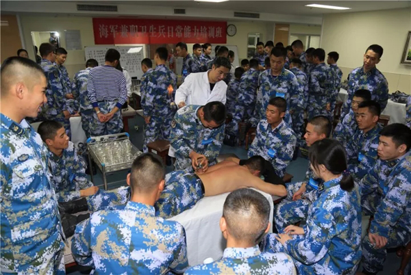 拿到海军兼职卫生兵资格证的某潜艇支队士官关伟明,挥别培训教员,走上