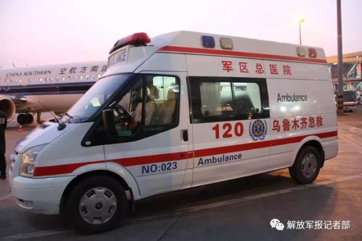 救护车抵达机场.现场会诊.研究病情.在飞机上进行安置.