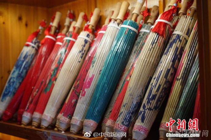 贵州80后女青年返乡创业开伞铺 传承千年制伞工艺|返乡|贵州|丹寨_新浪新闻