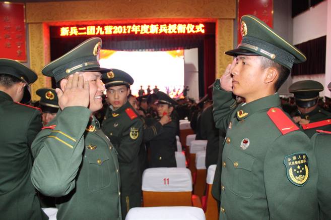 新兵授衔啦!今天,他们成为光荣的武警战士