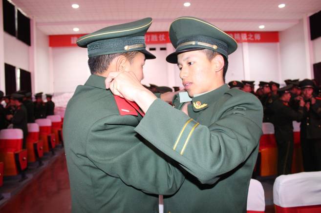 班长骨干为新战士佩戴警衔和领花 吴润泽 摄60多天,恍若昨日,当红色的