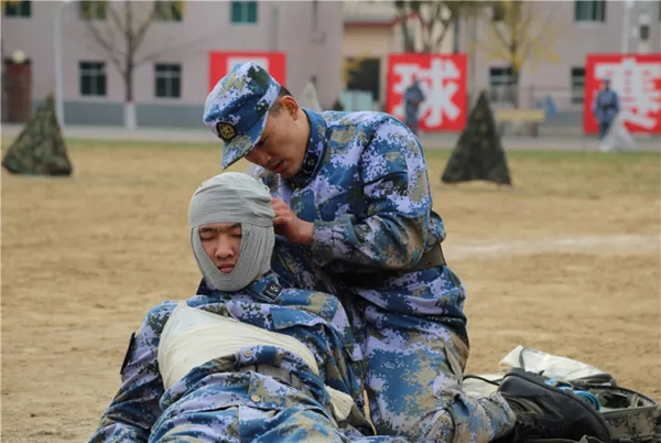 学员在白求恩医务士官学校进行战伤救护技能练习.