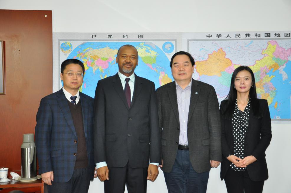 苏里南共和国驻华大使罗伊德·皮纳斯博士访问我校