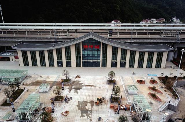 新场街站四面环山,站台矗立在25米高的桥上,是全线仅有的两个越行站