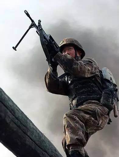 格斗攀爬切土豆丝中国神器工兵锹功能逆天瑞士军刀简直弱爆了