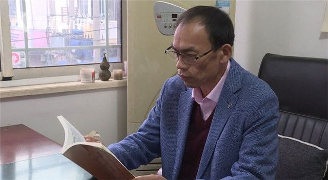 "赵传朱脸上写满了喜悦,他刚刚通过了司法考试.老赵今年