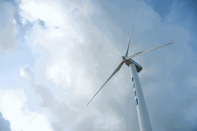 旋转的风车,带来能量旋转的钟表,能告知时间也离不开地球上大小物件的