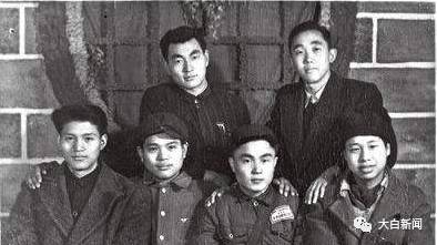 法学家郭道晖:朱镕基个性耿直 去年二人还曾相聚 1949年初,清华大学明斋117部分同学合影,前排左一为郭道晖,后排左一为朱镕基(资料图)
