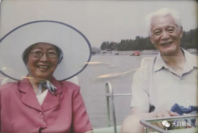 法学家郭道晖:朱镕基个性耿直 去年二人还曾相聚 挂在病床上方的郭老夫妇合影