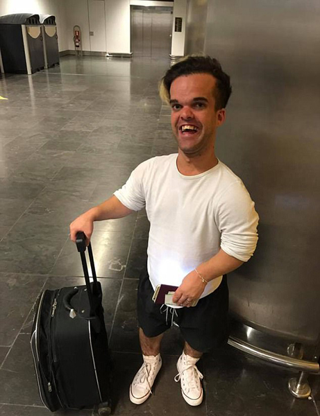 英侏儒男子成变装皇后 独特表演俘获数万粉丝