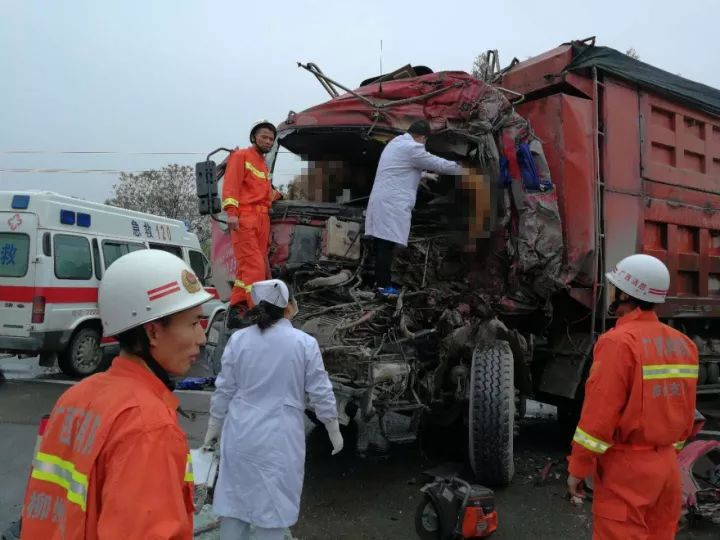 国道209线两货车相撞致一人死亡雨天开车小心为上