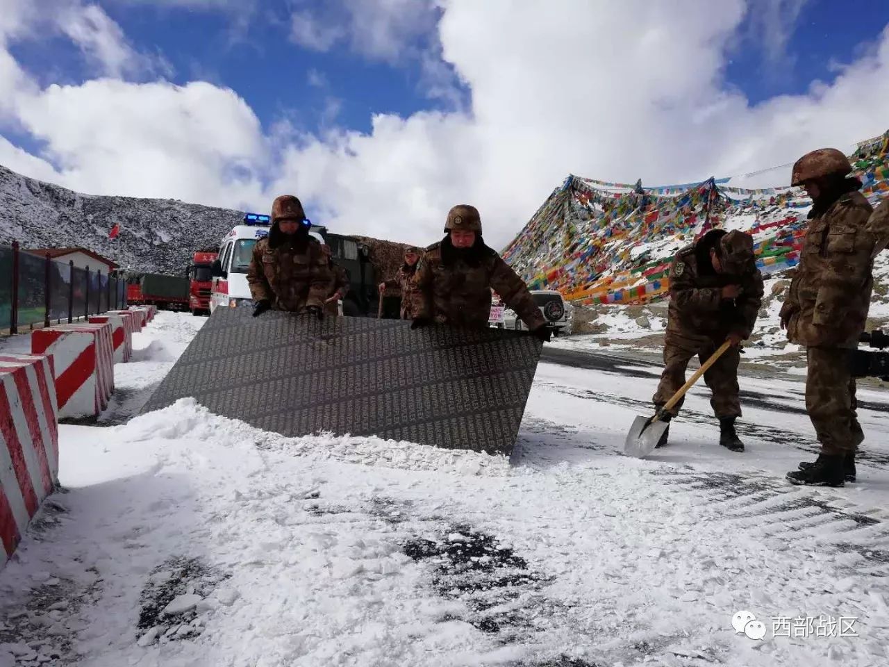 川藏线突降大雪第77集团军某旅官兵不顾严寒饥饿破冰前行恢复交通