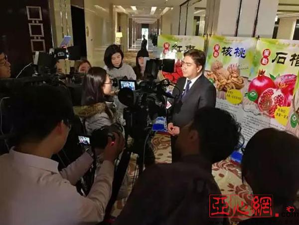 在爱心农产品推介会现场,策勒县委副书记,县长肖开提·亚生代言策勒