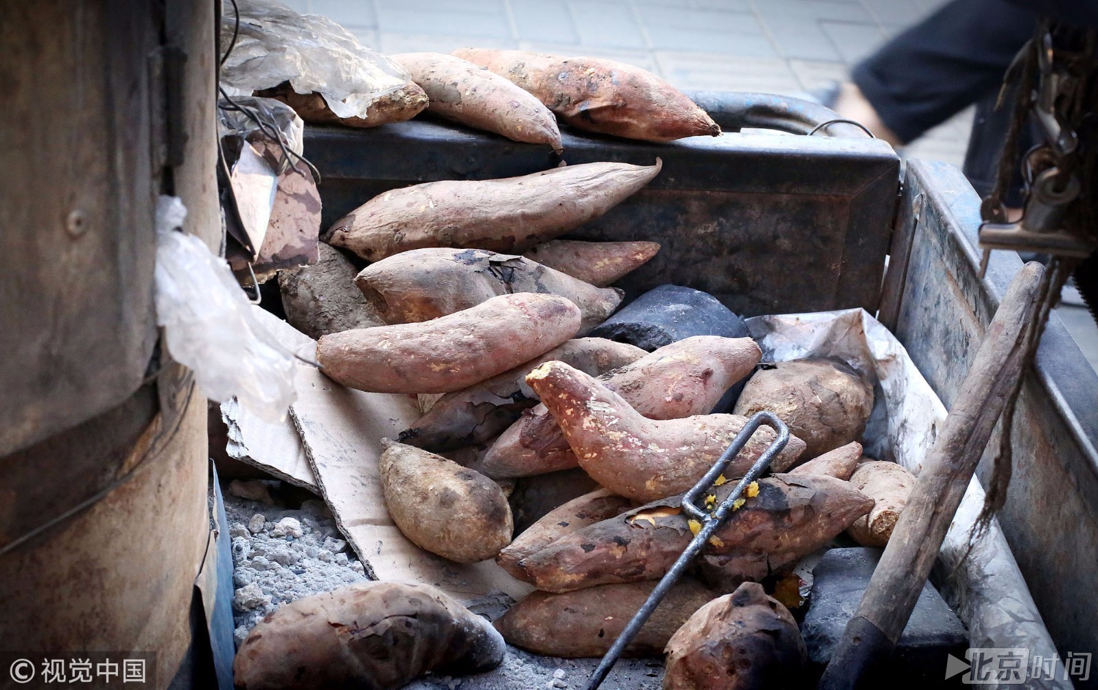 老人卖红薯街头露宿4年 为攒钱等候30多年前离家出走的妻子