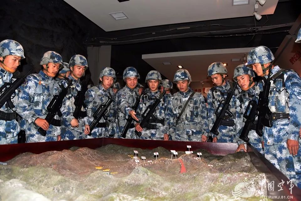 官兵们参观上甘岭战役沙盘.