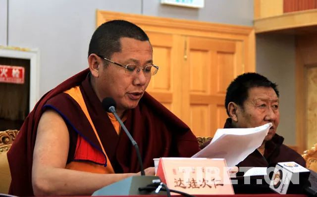 图为中国佛教协会西藏分会副会长,山南市佛协会长达娃次仁发言与会
