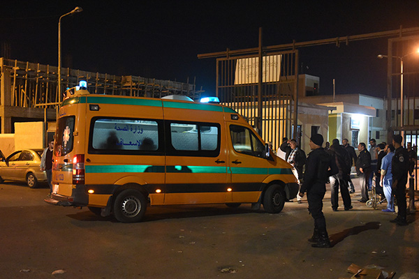 11月24日,在埃及伊斯梅利亚市,一辆救护车抵达收治伤者的医院.