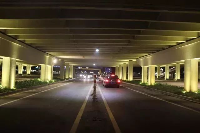 大桥打开封闭空间造就活动广场消除垃圾修整过后的大桥底颜值也随之up