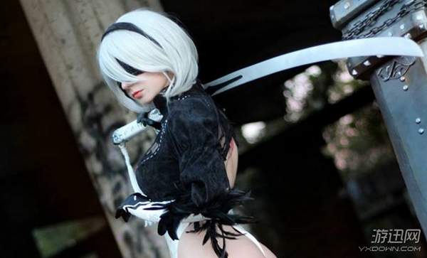 大胸萌妹cos《尼尔》2b小姐姐 粉嫩红唇上演极致诱惑