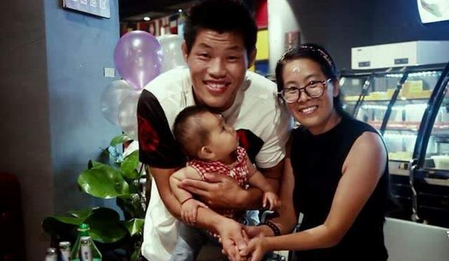 撒狗粮李景亮获胜第一时间现场激吻老婆