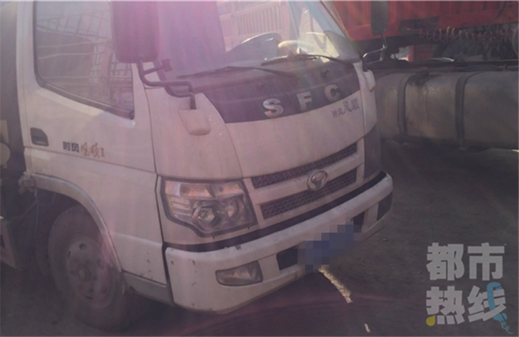 油罐车藏身停车场 加黑油 三年未取缔生意红火