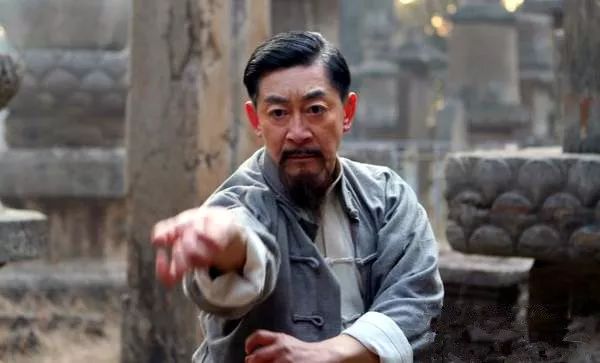 电视剧《新燕子李三》讲述了20世纪20年代至50年代,北方武林门派"燕子