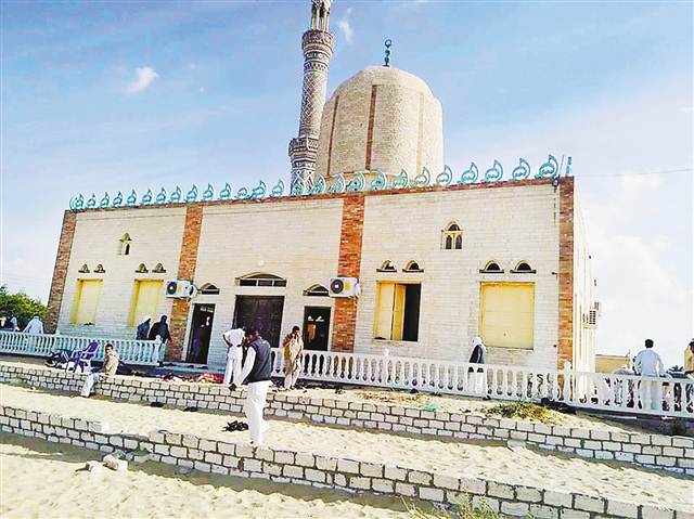 这是11月24日拍摄的埃及北西奈省遭袭击的清真寺.