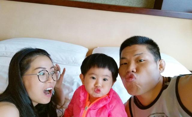 李景亮获胜第一时间激吻老婆