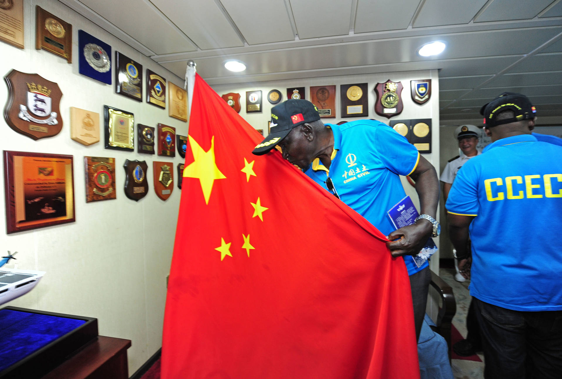 感人!80岁坦赞铁路老员工亲吻中华人民共和国国旗