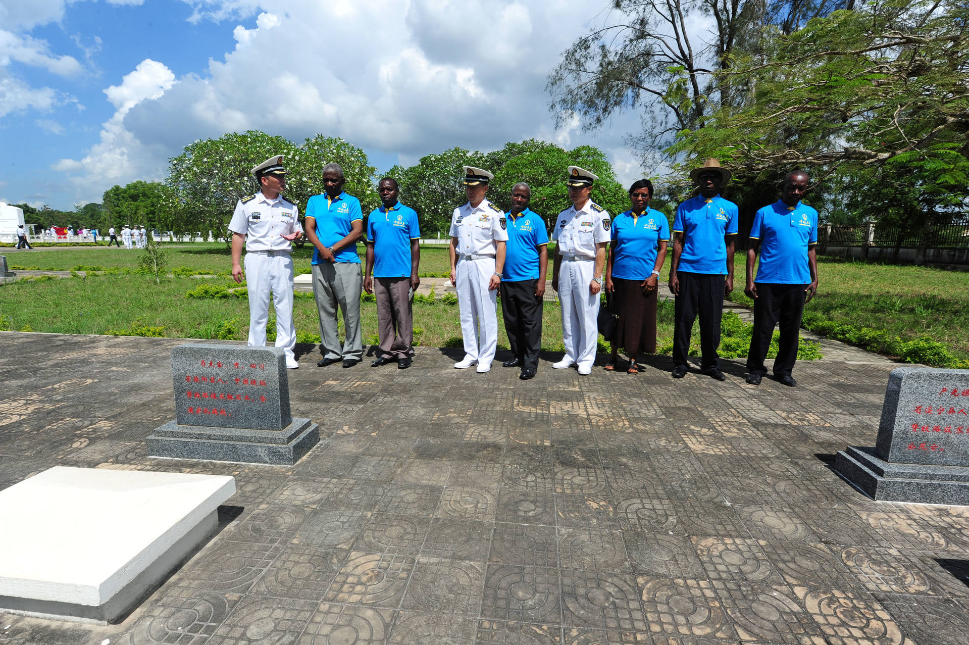 医院船任务官兵与坦赞铁路建设和管理的坦方员工,一起瞻仰烈士墓碑