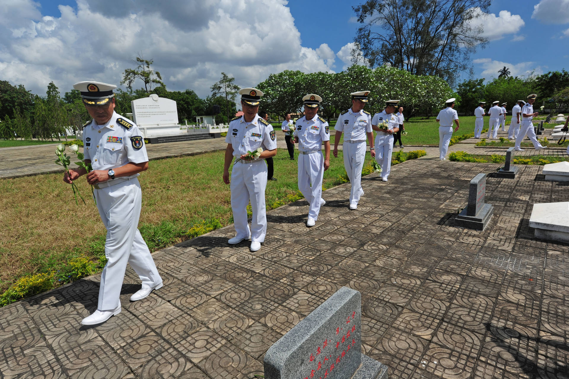 感人!80岁坦赞铁路老员工亲吻中华人民共和国国旗