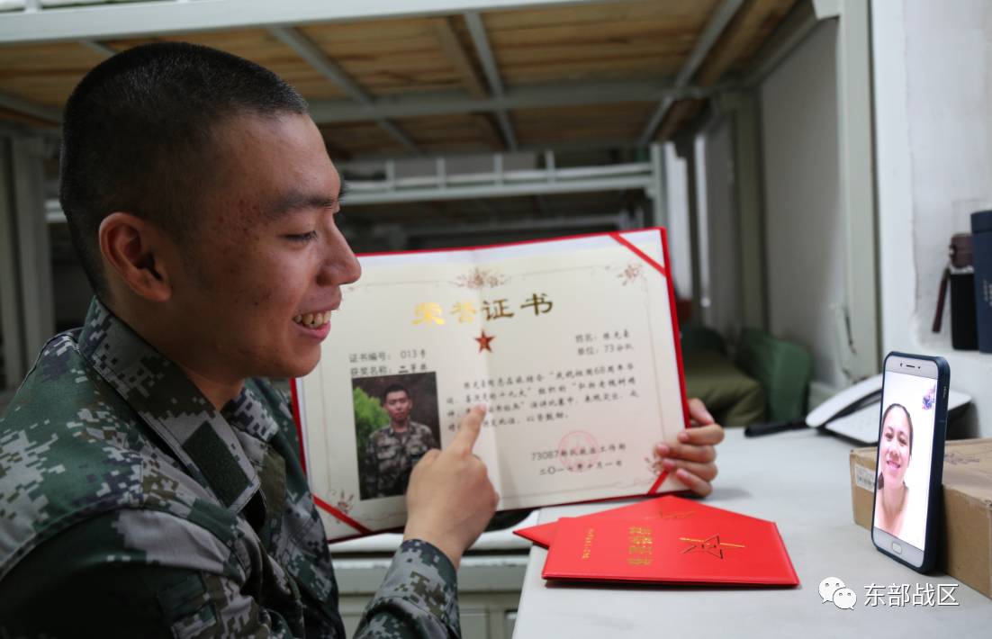 新兵在部队拿荣誉证书图片