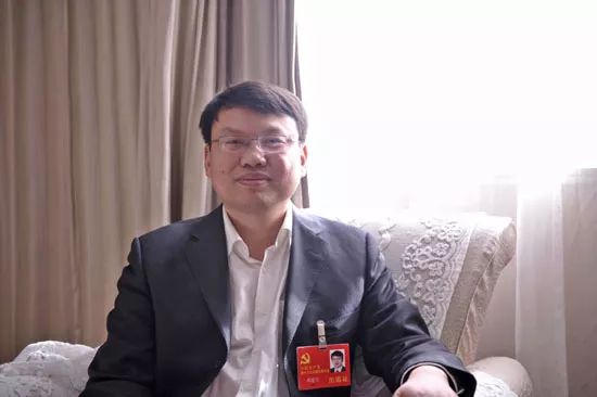 一台纺纱机,让他从农村小伙蜕变为蓝领精英|黑牡丹|邓建军|蓝领_新浪