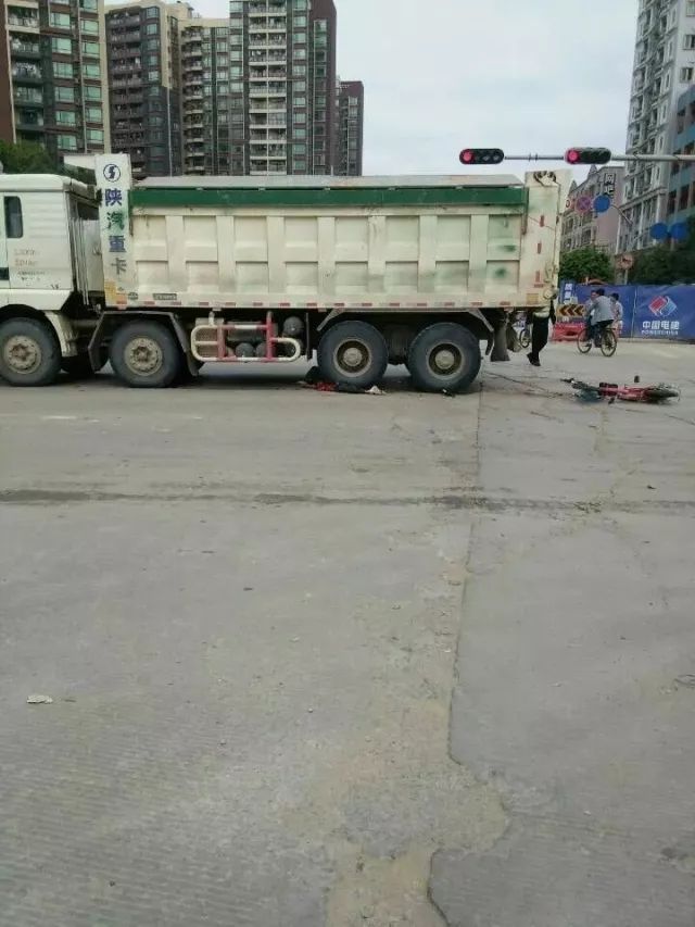 突发!事发东莞长安一路口,电动车遭泥头车碾压,一人当场身亡