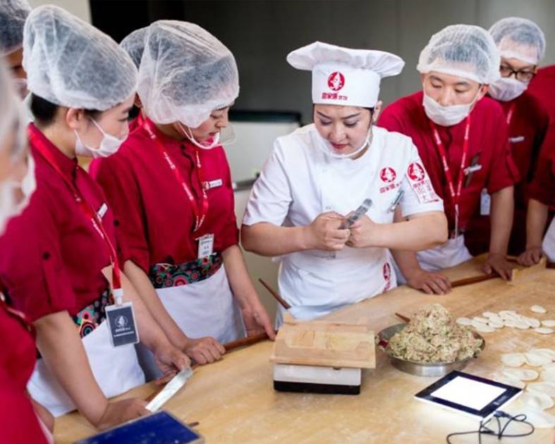 看看海底捞喜家德们如何进行人才传帮带