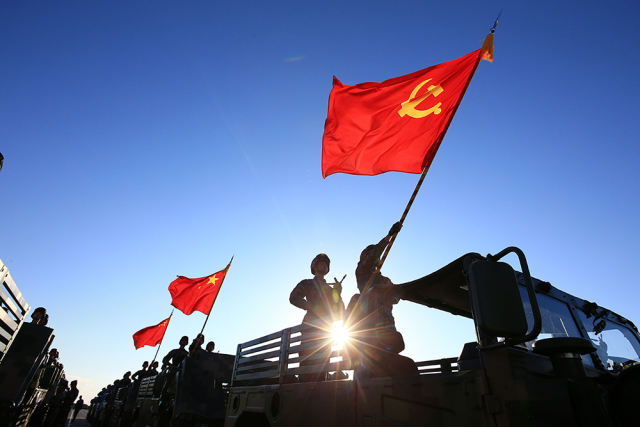 展出作品《听党指挥》.查春明 摄↑展出作品《钢铁长城》.