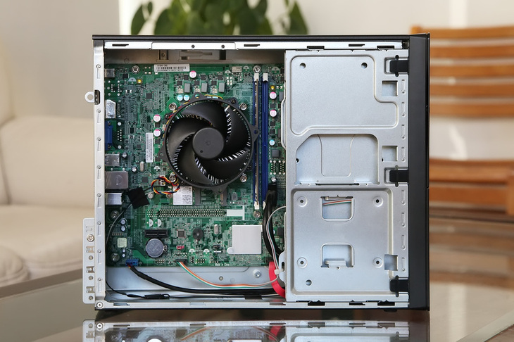 机箱内部相当清爽